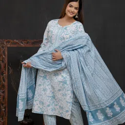 divastri Women Pure Cotton Kurta Pant Dupatta Set image 4