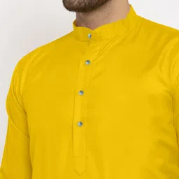 vinaari Men Cotton Blend Kurta Pyjama Set image 4