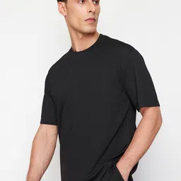 Trendyol Men Solid Round Neck T-shirt-picture-16