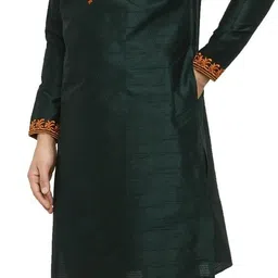 over crowd Men Silk Blend Sherwani Churidar Set image 3