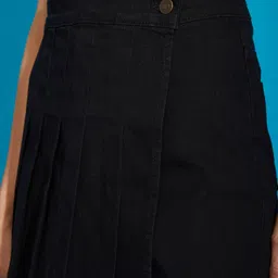 sassafras Solid Women Denim Black Denim Shorts image 4