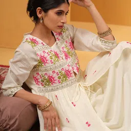 Ishin Women Floral Embroidered Regular Thread Work Pure Cotton Kurta With Trousers-picture-19