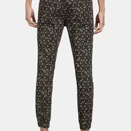 t-base Men Olive Green Printed Cotton Joggers image 4