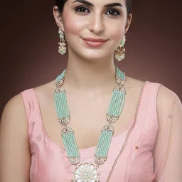 KARATCART Gold-Plated Kundan-Studded & Beaded Jewellery Set image 5