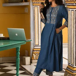 SAVI Women Ethnic Motifs Embroidered Regular Thread Work Kurta with Trousers image 5