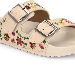 layasa Women Slides image 3