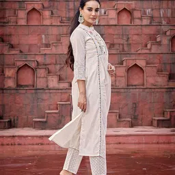 divastri Women Cotton Blend Kurta Pant Dupatta Set image 3