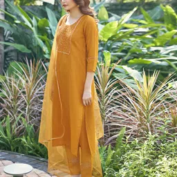 samah Women Cotton Blend Kurta Pant Dupatta Set image 4