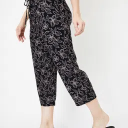 max Women Black Capri image 5