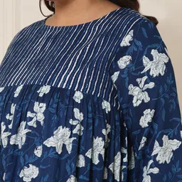 DEEBACO Plus Size Floral Print Round Neck Three-Quarter Sleeves Cotton Top image 3