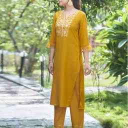 skylee Women Cotton Blend Kurta Pant Dupatta Set image 4