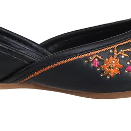 catbird Handmade Embroidery Punjabi Ethnic Jutis Stylish Comfortable Mojari Jutis For Women image 4