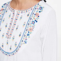 Global Desi Women Ethnic Motifs Yoke Design Thread Work Kurta image 4