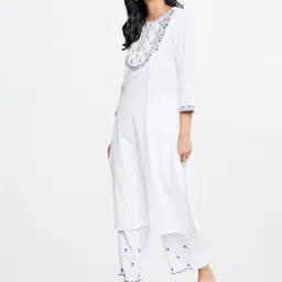 Global Desi Women Ethnic Motifs Yoke Design Thread Work Kurta image 3