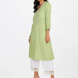 Global Desi V-Neck Thread Work Kurta image 5