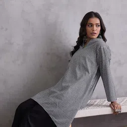 InWeave Checked Flared Sleeves V-Neck Cotton A-Line Kurta image 3