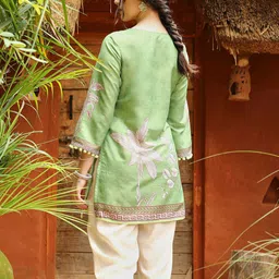 QISSA Round Neck Floral Printed Straight Pure Cotton Kurti with Trouser & Dupatta image 4