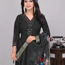 siyami fashion Women's Kurta Set With Dupatta And Pant Embroidered Kurta, Trouser/Pant & Dupatta Set image 5