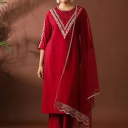 avanshee Women Silk Blend Kurta Pant Dupatta Set image 5