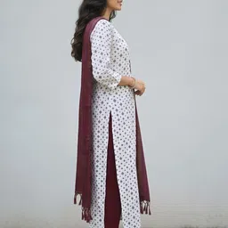 qualityfabric Women Cotton Blend Kurta Pant Dupatta Set image 3