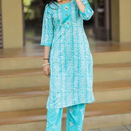 women basket Women Cotton Blend Kurta Pant Set image 2