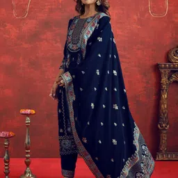 indo era Women Velvet Kurta Pant Dupatta Set image 3
