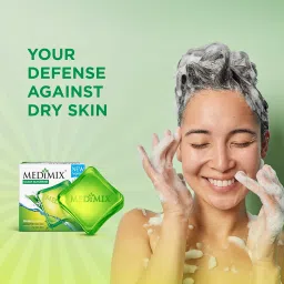 Medimix Clear Glycerine Bathing Bar Soap for Dry Skin 100g (3 + 1 Combo Pack) | Infused with Lakshadi Oil & Aloe Vera | Effective for Dry Skin image 3