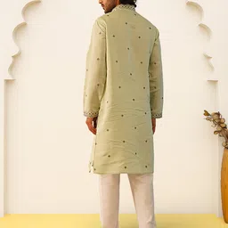 jompers Men Silk Blend Kurta Pyjama Set image 3
