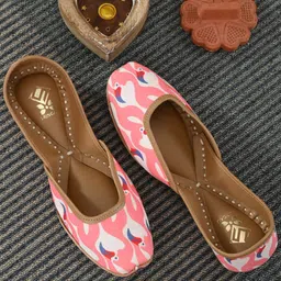 Sringam Women Pink & Off-White Printed Leather Ethnic Mojaris-picture-10