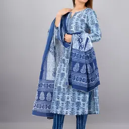 divastri Women Pure Cotton Kurta Pant Dupatta Set image 3