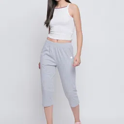 outflits Women Grey Capri image 5