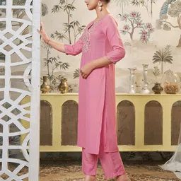 divastri Women Silk Blend Kurta Pant Dupatta Set image 3