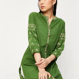 Women Printed Cotton Blend Straight Kurta-image-84