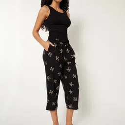 max Women Black Capri image 5