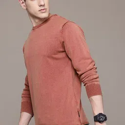 roadster Men Solid Round Neck Red Sweater image 3