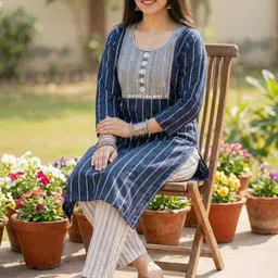 zargnut attire Women Cotton Blend Kurti Pant Set image 4