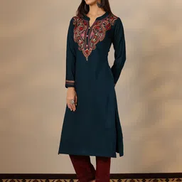 libas Women Embroidered Wool Straight Kurta image 3