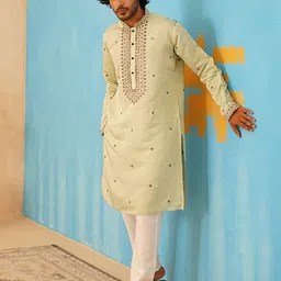 jompers Men Silk Blend Kurta Pyjama Set image 4