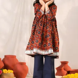 VASTRAMAY Girls Floral Printed Empire V-Neck Pure Cotton Anarkali Kurta With Palazzo-picture-51