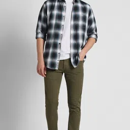 peter england Men Tapered Fit Mid Rise Dark Green Jeans image 2