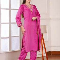 yafex Women Velvet Kurti Pant Dupatta Set image 3