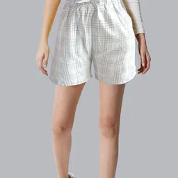 hooqlock Checkered Women White Regular Shorts-picture-17
